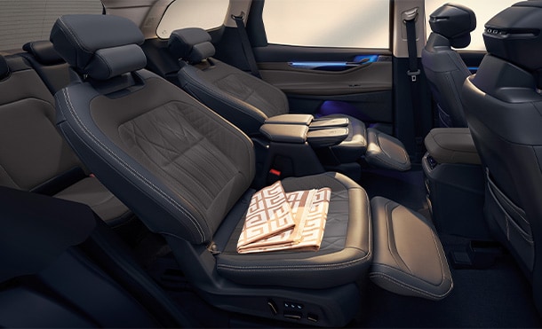 Ford™ Edge™ 2026 features premium materials and a modern, elegant design