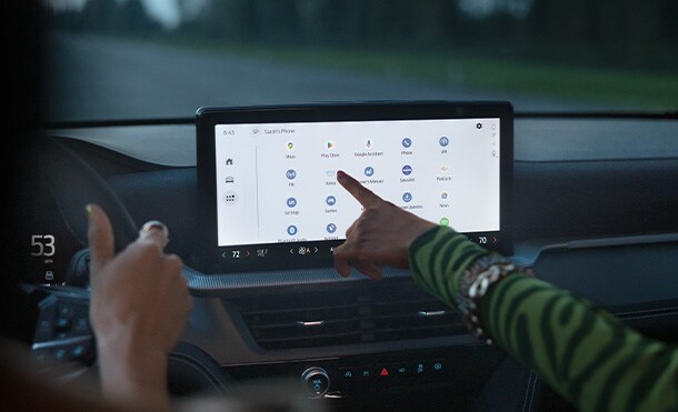 Discover the 13.2-inch LCD Central Touch Screen equipped in 2025 Explorer®