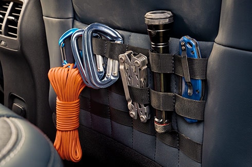 Sistema de Correa MOLLE de Ford Bronco Sport ubicado en la parte trasera de asientos delanteros