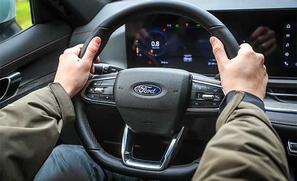 Ford Territory 2026 cuenta con sistemas eléctricos y automatizados en vidrios, volante y rooftop