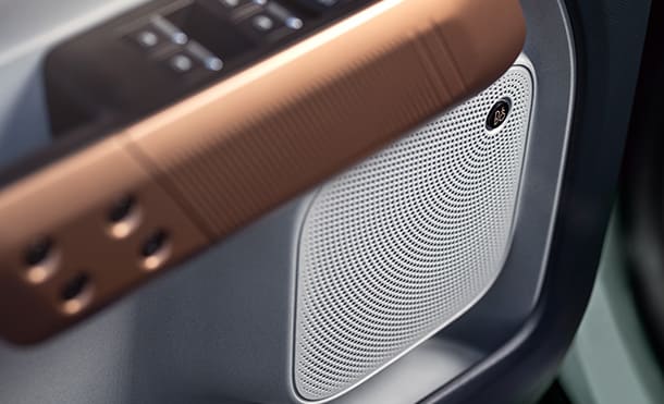 Maverick™ 2025 cuenta con sonido Bang and Olufsen de 8 bocinas