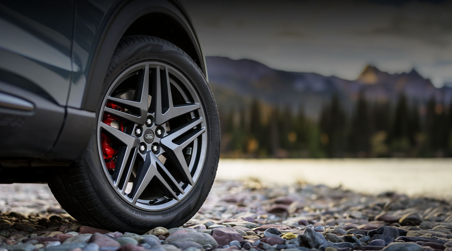 2025 Explorer®: Great Exterior Design SUV equipped with 18-inch Aluminum Wheels