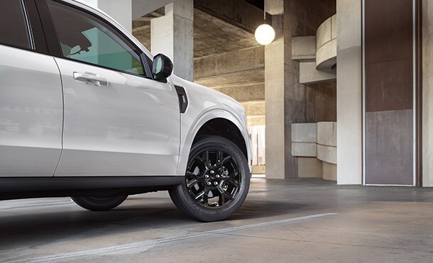 Maverick™ 2025 has Lariat and XLT versions that stand out for their color palette