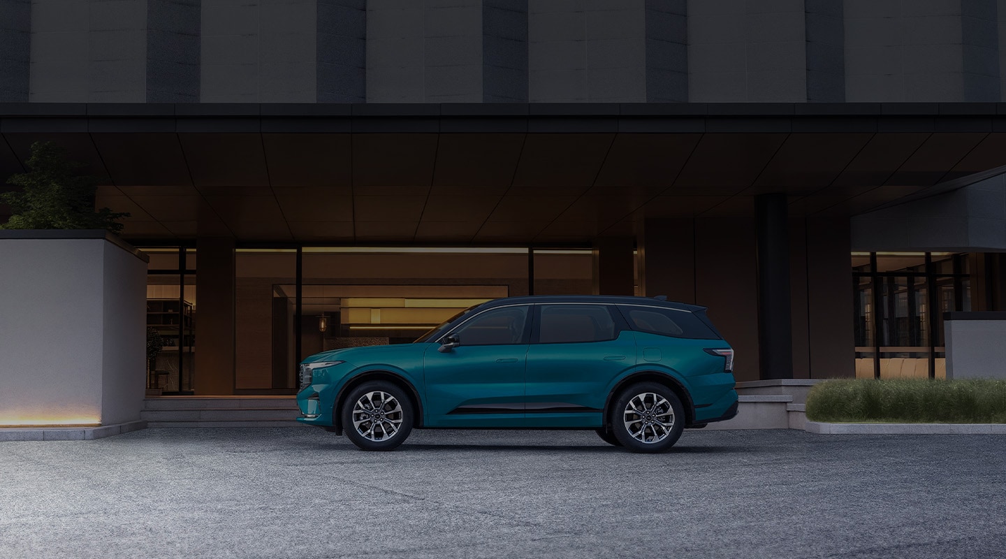 Ford™ Edge™ 2026 has USB ports for driver and passengers, allowing phone charging